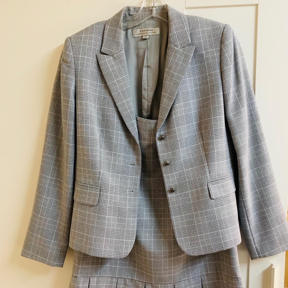 Tahari skirt suit, size 10